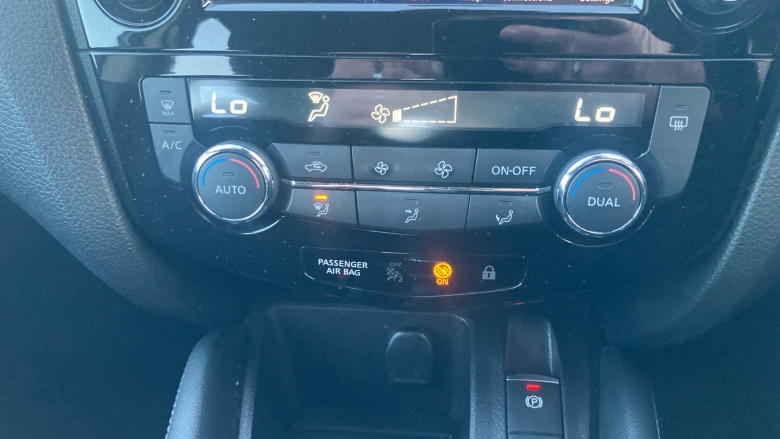 Nissan Qashqai 1.3 DiG-T Acenta Premium 5dr Petrol Hatchback